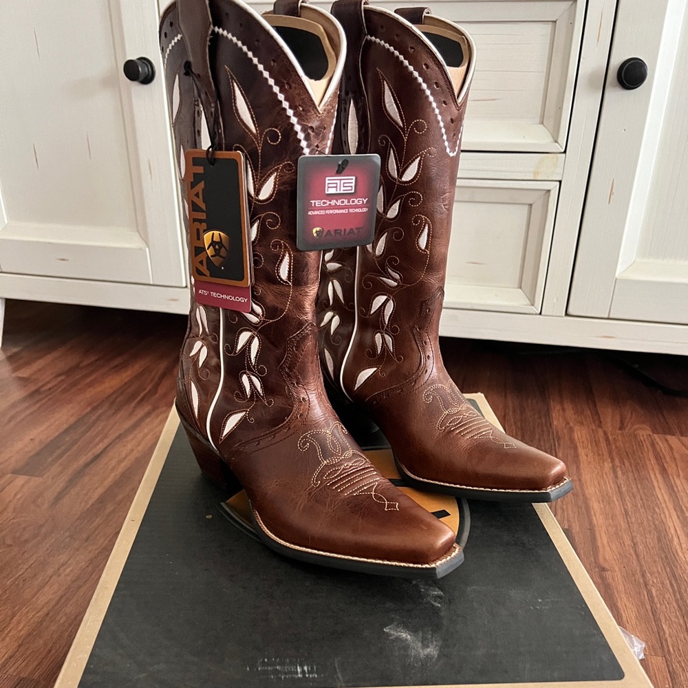 Woman’s Ariat Sonora western cowboy boots